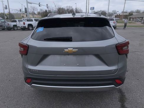 Used 2025 Chevrolet Trax LT w/ LT Convenience Package image 13