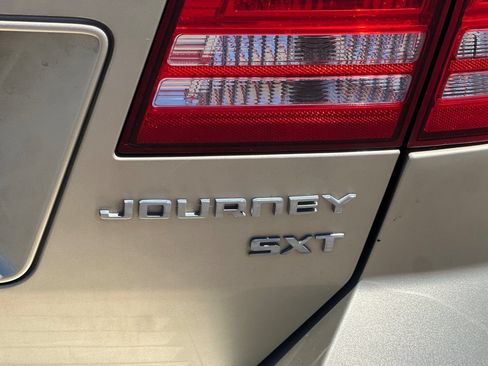 Used 2010 Dodge Journey SXT w/ Flexible Seating Group FWD image 24