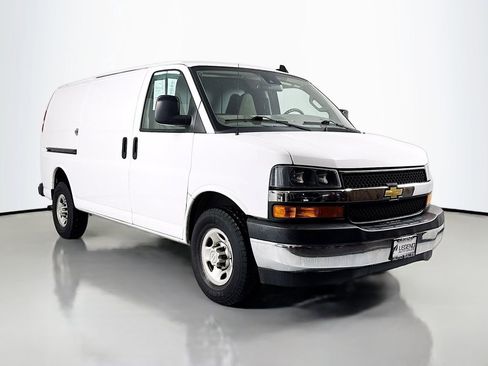Used 2021 Chevrolet Express 3500 w/ Driver Convenience Package RWD image 3