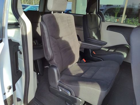 Used 2018 Dodge Grand Caravan SE w/ UConnect Hands-Free Group image 15