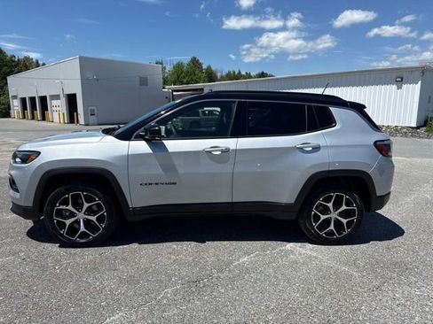 Used 2024 Jeep Compass Limited AWD/4WD image 3