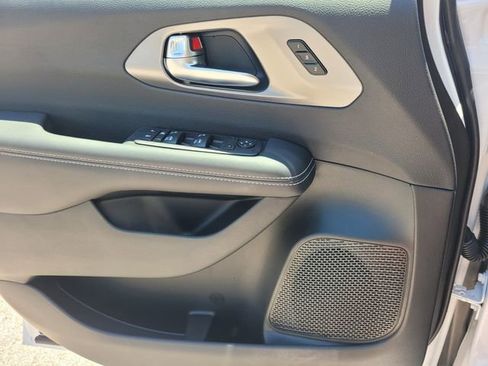 New 2025 Chrysler Pacifica Select image 17