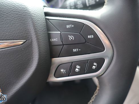 Used 2023 Chrysler Pacifica Touring-L FWD image 17