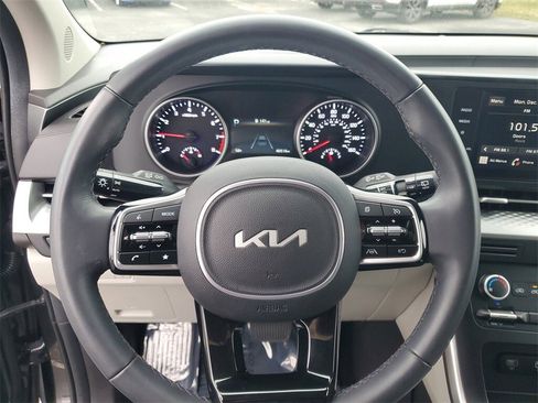 Used 2023 Kia Carnival LX image 10