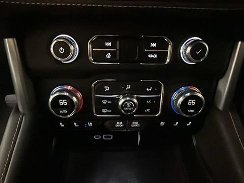 Used 2023 GMC Yukon SLT w/ SLT Luxury Package AWD/4WD image 22