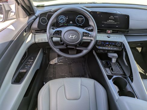 Used 2025 Hyundai Elantra Limited image 16