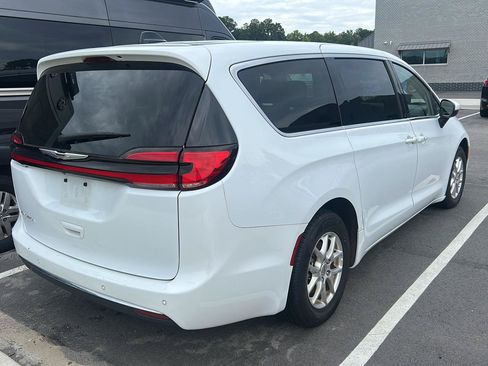 Used 2023 Chrysler Pacifica Touring-L FWD image 6