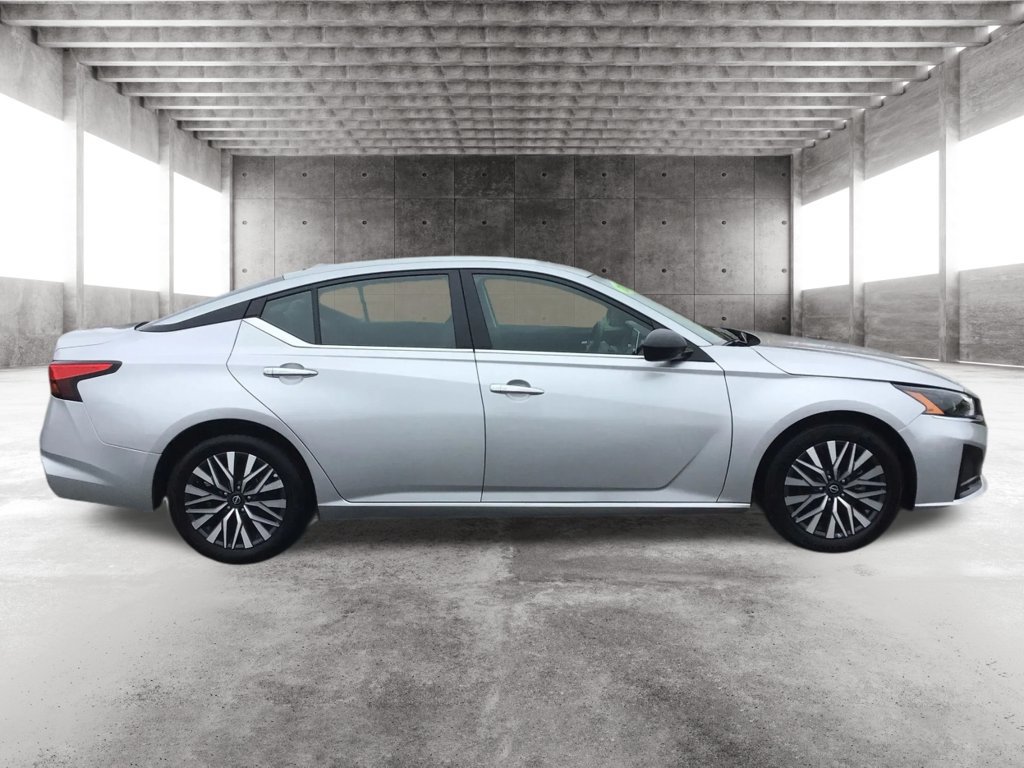 Used 2024 Nissan Altima 2.5 SV FWD image 4