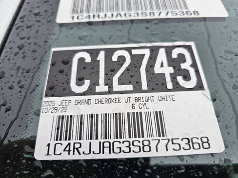 New 2025 Jeep Grand Cherokee L Laredo image 10