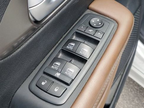 Used 2017 Chrysler Pacifica Limited w/ UConnect Theater Package image 11