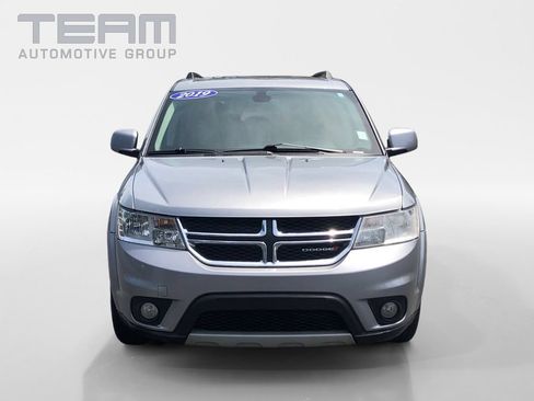 Used 2019 Dodge Journey SE w/ Connectivity Group FWD image 2