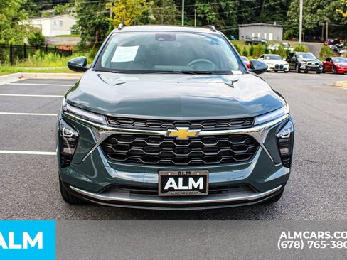 Used 2025 Chevrolet Trax LT FWD image 9