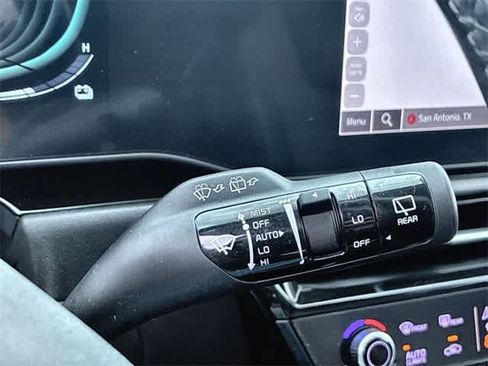 Used 2023 Kia Niro SX image 28
