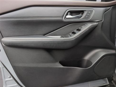 Used 2022 Nissan Rogue Platinum w/ Head-Up Display Package image 15