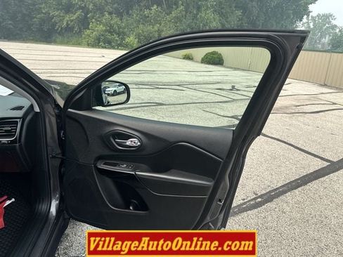 Used 2020 Jeep Cherokee Latitude Plus AWD/4WD image 37