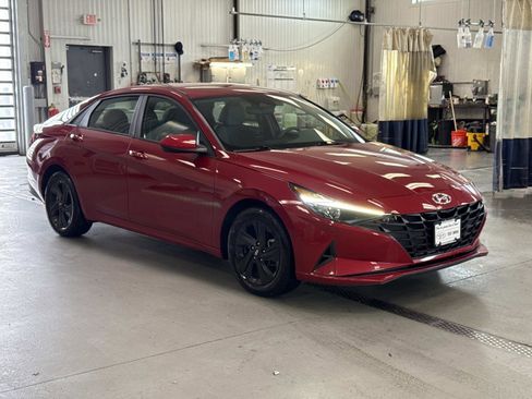 Used 2022 Hyundai Elantra SEL w/ Preferred Accessory Package image 3