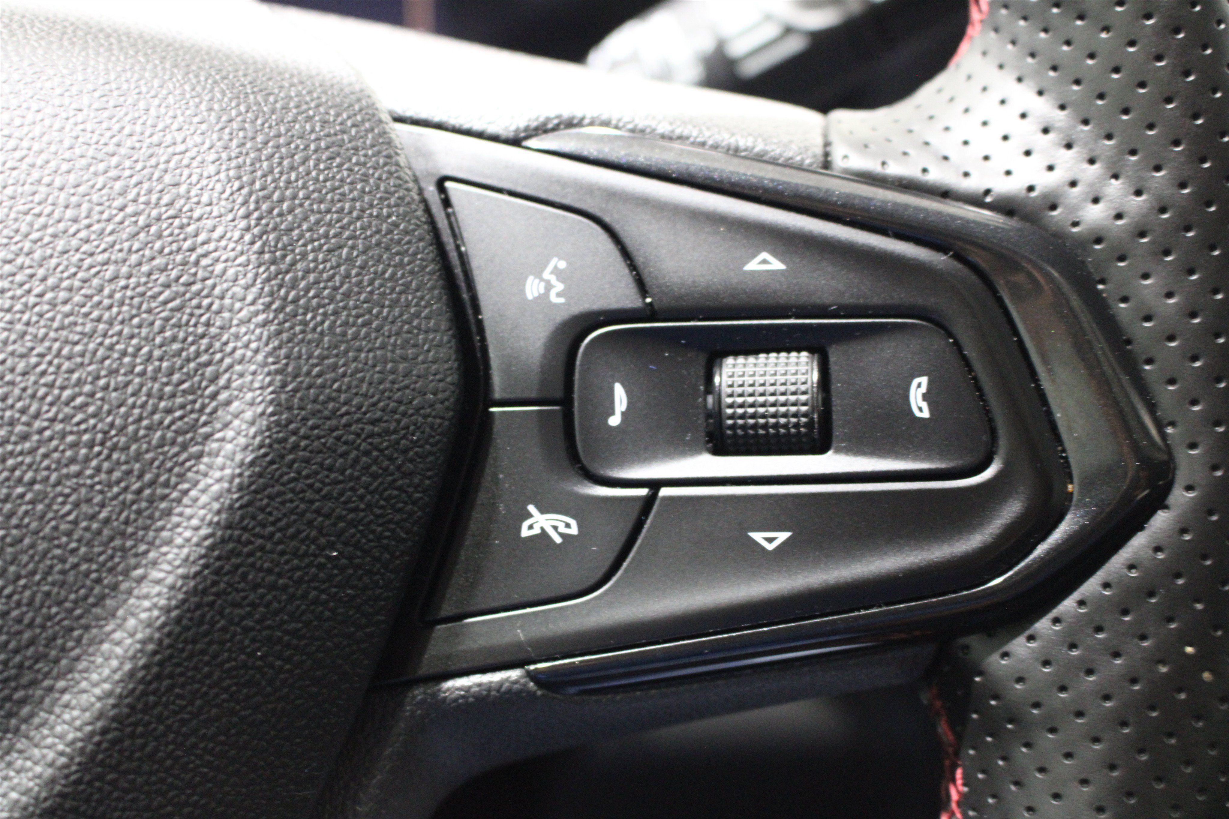 Used 2025 Chevrolet Trax RS w/ Sunroof Package FWD image 13