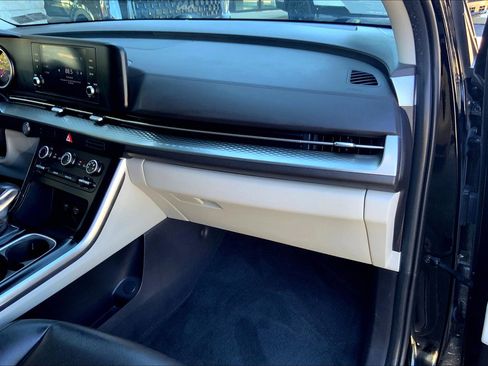 Used 2024 Kia Carnival LX image 18