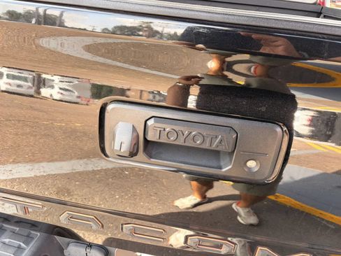 Used 2020 Toyota Tacoma SR5 AWD/4WD image 27
