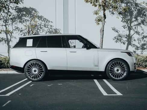 Used 2023 Land Rover Range Rover Autobiography image 3