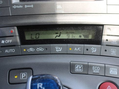 Used 2015 Toyota Prius Four FWD image 39