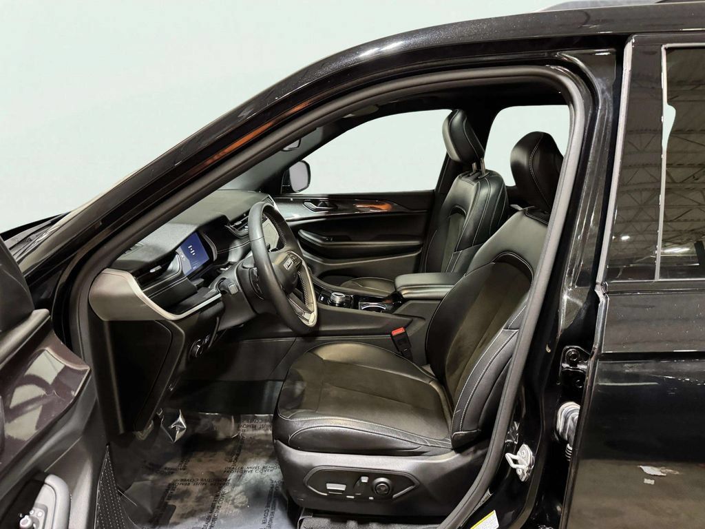 Used 2023 Jeep Grand Cherokee L Laredo AWD/4WD image 22