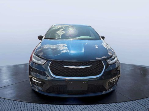 Used 2025 Chrysler Pacifica Select FWD image 2