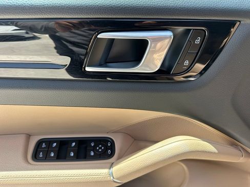Certified 2022 Porsche Cayenne AWD/4WD image 17