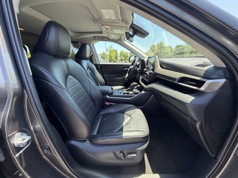 Used 2021 Toyota Highlander XLE FWD image 18