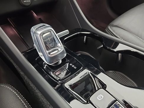 Certified 2024 Volvo XC40 B5 Plus w/ Protection Package Premier image 22