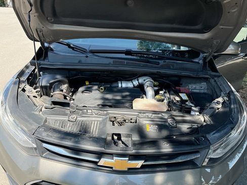 Used 2022 Chevrolet Trax LT w/ LT Convenience Package AWD/4WD image 9
