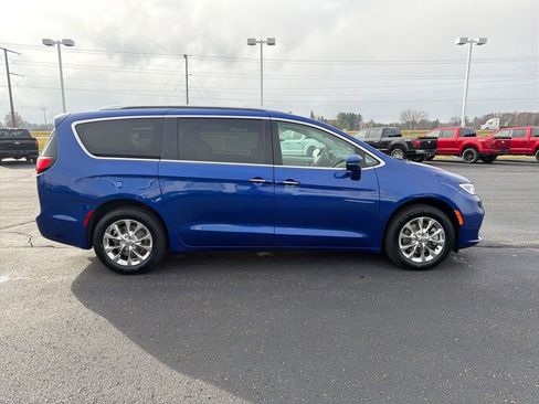 Used 2021 Chrysler Pacifica Touring-L w/ Uconnect Theater Family Group image 6