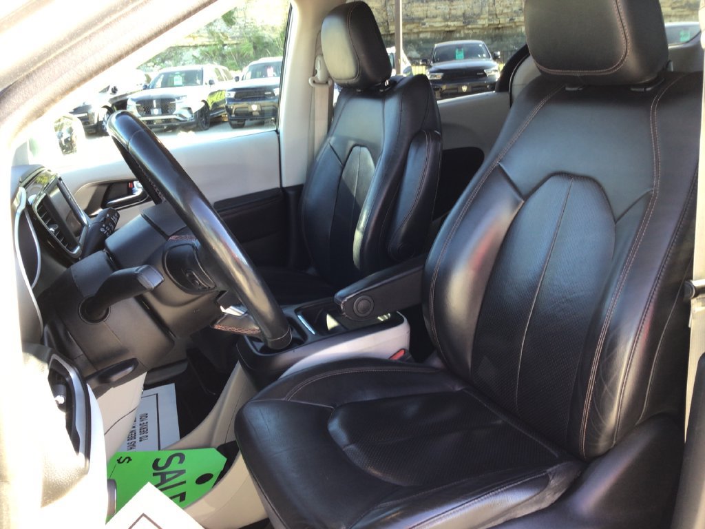 Used 2020 Chrysler Pacifica Touring-L FWD image 10