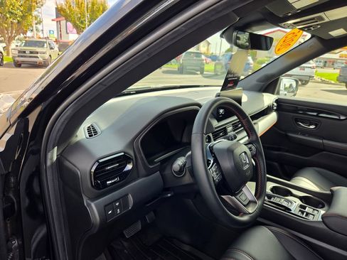Used 2025 Honda Pilot TrailSport image 27