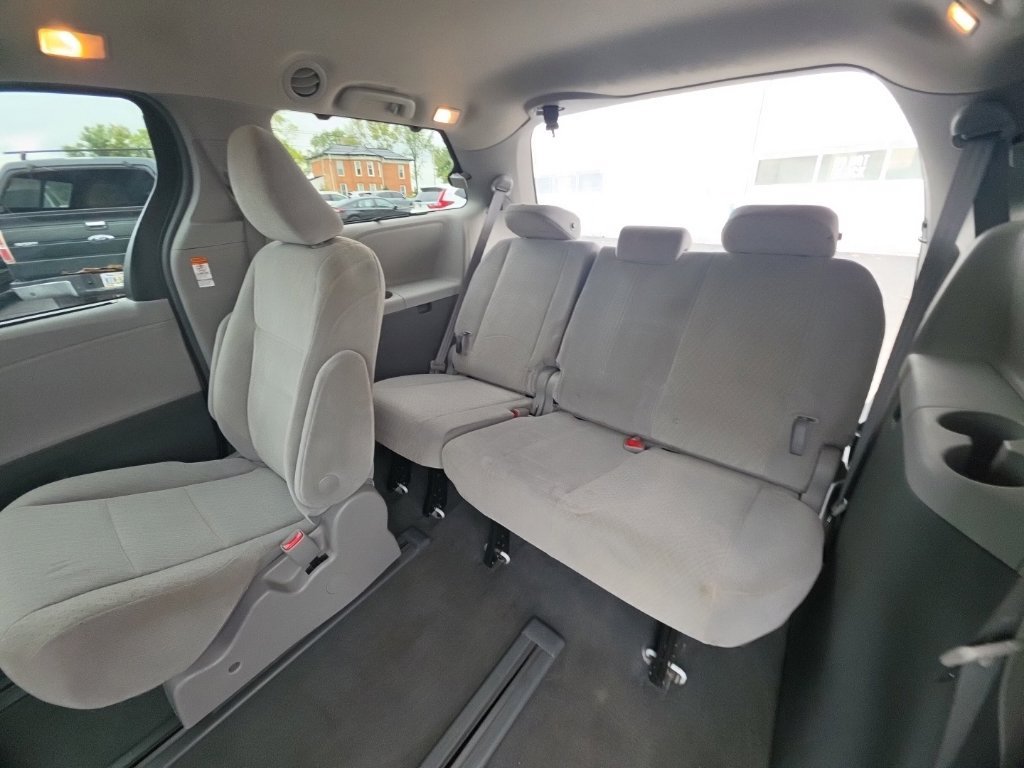 Used 2019 Toyota Sienna LE AWD/4WD image 26