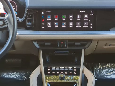 Used 2024 Porsche Cayenne image 30