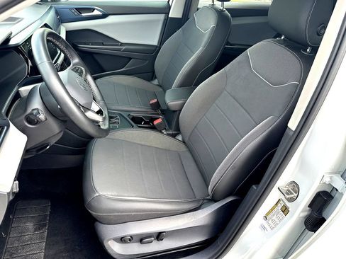 Used 2023 Volkswagen Taos SE w/ Panoramic Sunroof Package FWD image 12