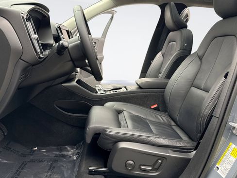 Used 2023 Volvo XC40 B5 Plus image 11