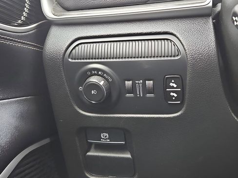 Used 2024 Jeep Wagoneer L Series II RWD image 15