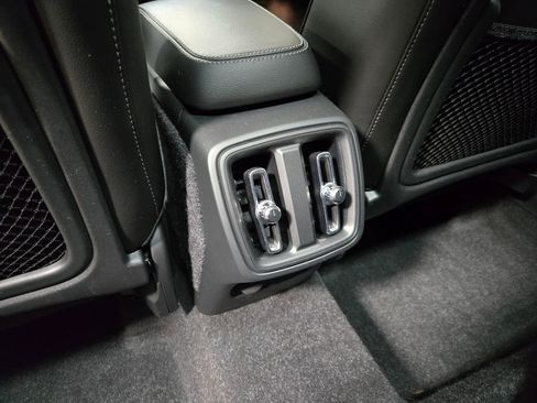 Used 2019 Volvo XC40 T5 Momentum image 36