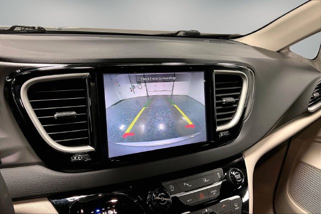 Used 2024 Chrysler Pacifica Touring-L FWD image 13