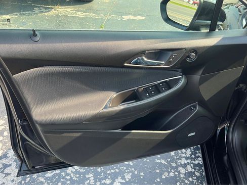 Used 2018 Chevrolet Cruze LT w/ Sun And Sound Package FWD image 9