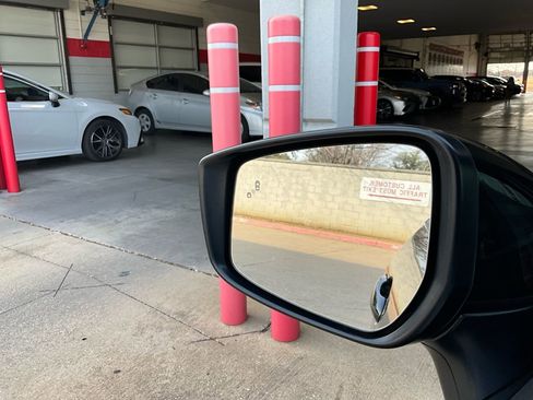 Used 2025 Nissan Versa SV image 18