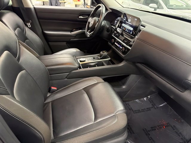 Used 2024 Nissan Pathfinder SL w/ Black Appearance Package AWD/4WD image 9