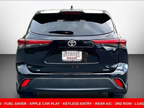 Used 2022 Toyota Highlander LE AWD/4WD image 5