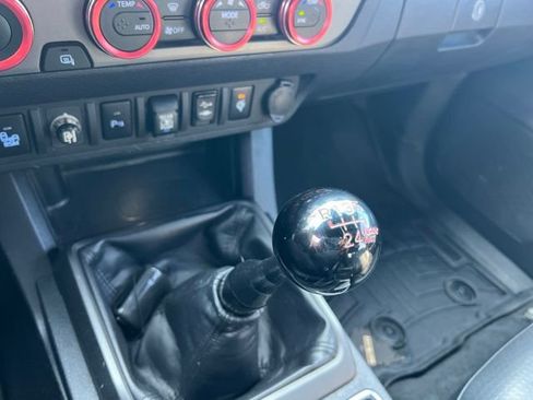 Used 2019 Toyota Tacoma TRD Off-Road w/ TRD Premium Off Road Package AWD/4WD image 20
