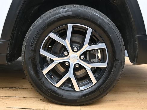 Used 2024 Jeep Grand Cherokee L Limited w/ Luxury Tech Group II image 11