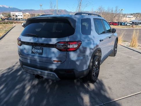 Used 2025 Honda Pilot TrailSport image 7