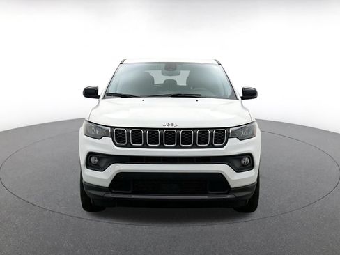 Used 2025 Jeep Compass Latitude AWD/4WD image 2