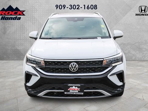 Used 2022 Volkswagen Taos SE w/ Panoramic Sunroof Package image 2